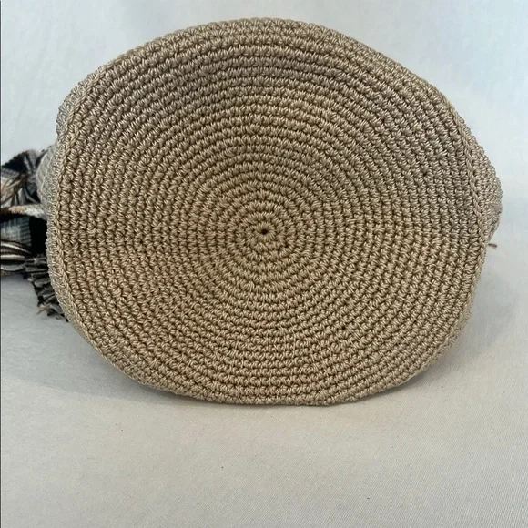 Elegant Cream and Black Handcrafted Bucket Bag - Picture 4 of 7